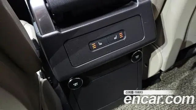 Land Rover Discovery 5 2018 — ფოტო 15/20