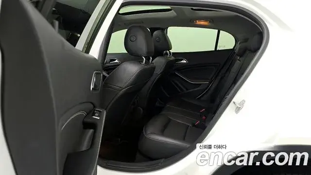 Mercedes-Benz GLA-Class 2019 — Şəkil 34/34