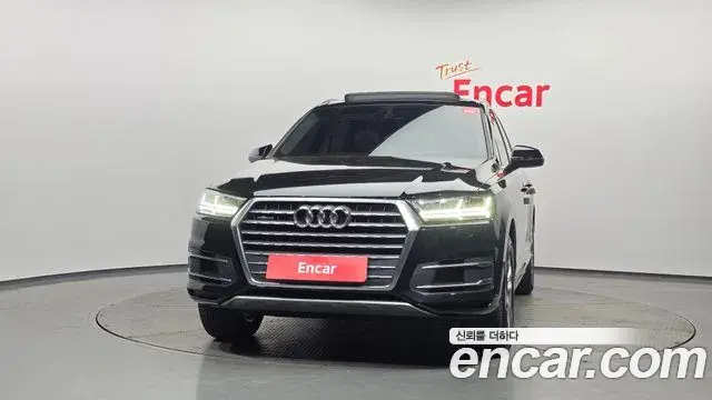 Audi Q7 2019 — Şəkil 17/30