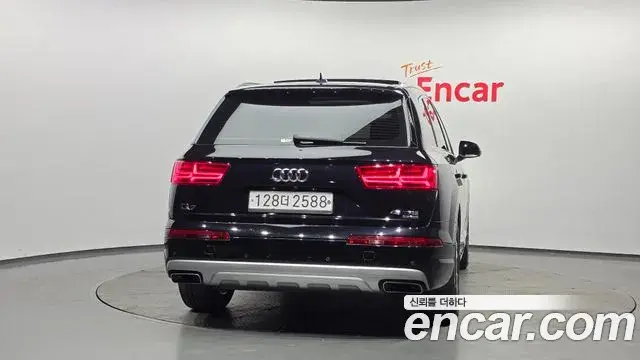 Audi Q7 2019 — Şəkil 26/30