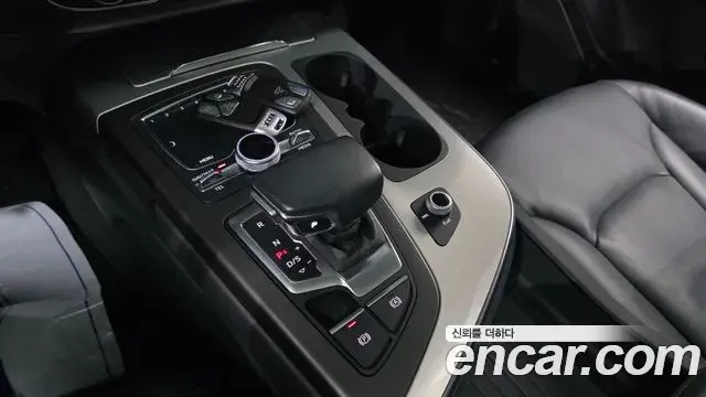Audi Q7 2019 — Şəkil 20/30