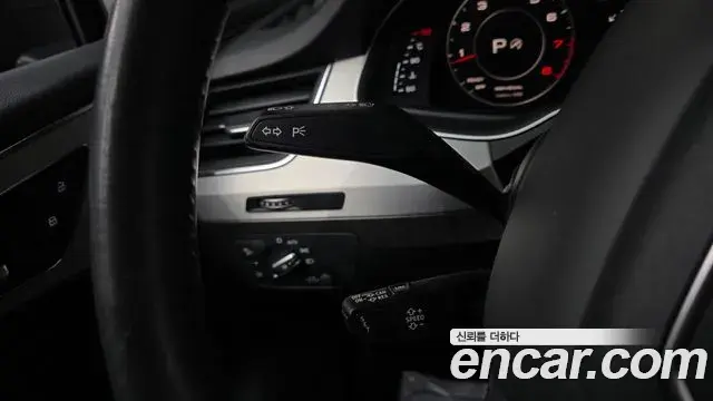 Audi Q7 2019 — Şəkil 12/30