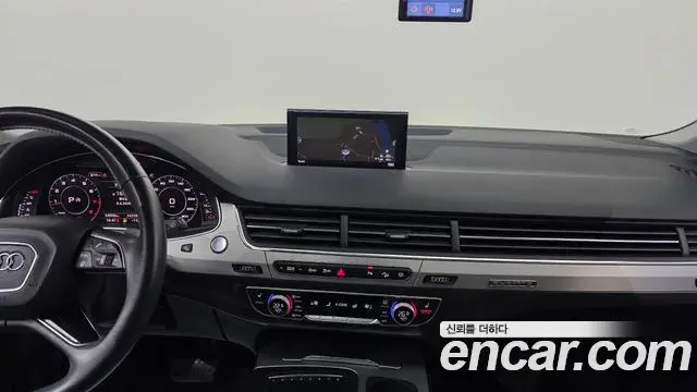 Audi Q7 2019 — Şəkil 24/30