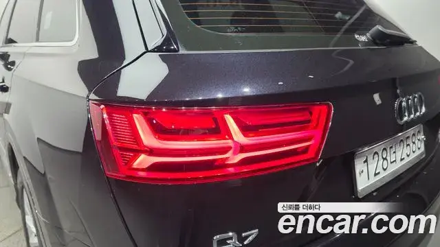Audi Q7 2019 — Şəkil 23/30