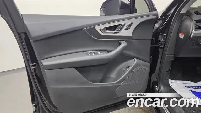 Audi Q7 2019 — Şəkil 11/30