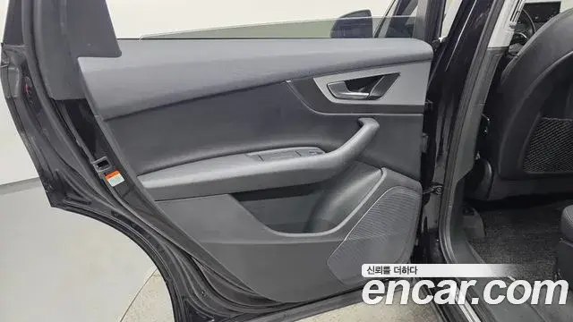Audi Q7 2019 — Şəkil 15/30