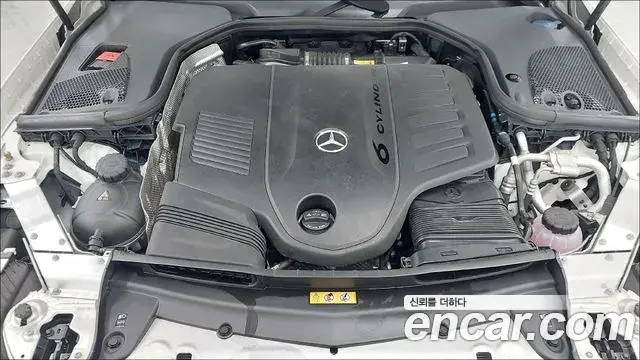 Mercedes-Benz E-Class 2022 — Photo 9/17