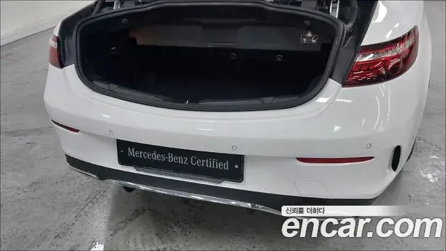 Mercedes-Benz E-Class 2022 — Photo 11/17