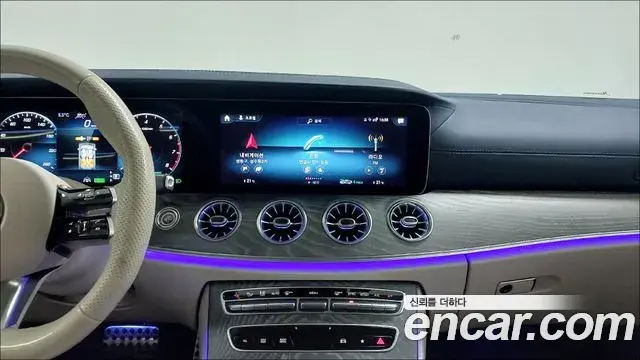Mercedes-Benz E-Class 2022 — Photo 12/17