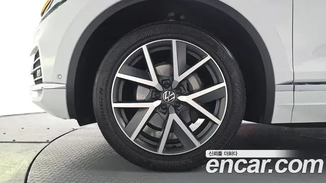 Volkswagen Touareg 2023 — ფოტო 29/35