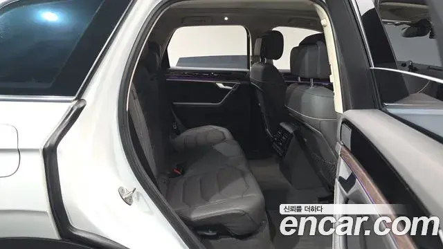 Volkswagen Touareg 2023 — ფოტო 34/35