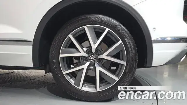 Volkswagen Touareg 2023 — ფოტო 30/35