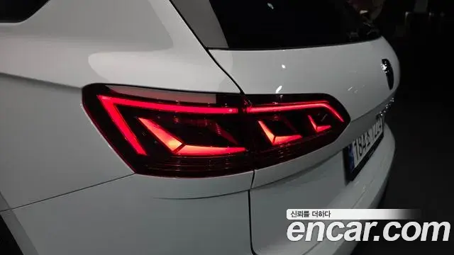 Volkswagen Touareg 2023 — ფოტო 8/35