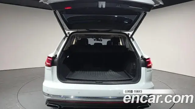 Volkswagen Touareg 2023 — ფოტო 2/35