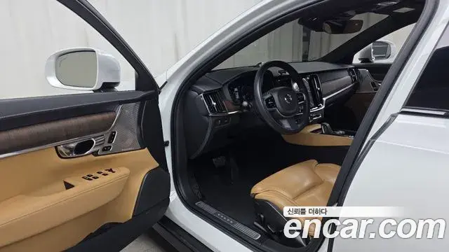 Volvo V90 Cross Country 2021 — ფოტო 13/35