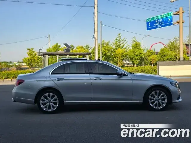 Mercedes-Benz E-Class 2019 — ფოტო 13/20