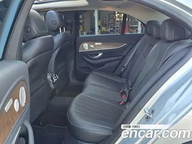 Mercedes-Benz E-Class 2019 — ფოტო 8/20