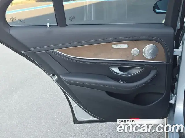 Mercedes-Benz E-Class 2019 — ფოტო 11/20