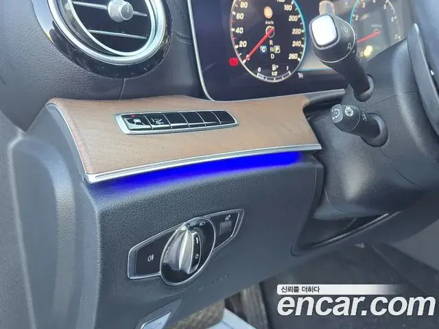 Mercedes-Benz E-Class 2019 — ფოტო 16/20