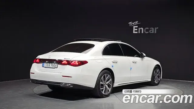 Mercedes-Benz E-Class 2024 — Photo 10/20