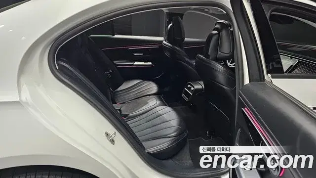 Mercedes-Benz E-Class 2024 — Photo 6/20