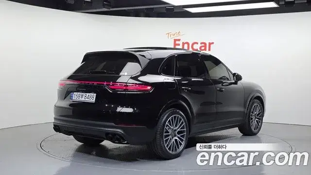 Porsche Cayenne 2023 — ფოტო 26/32
