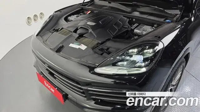 Porsche Cayenne 2023 — ფოტო 24/32