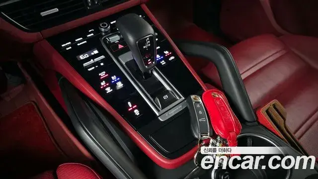 Porsche Cayenne 2023 — ფოტო 16/32