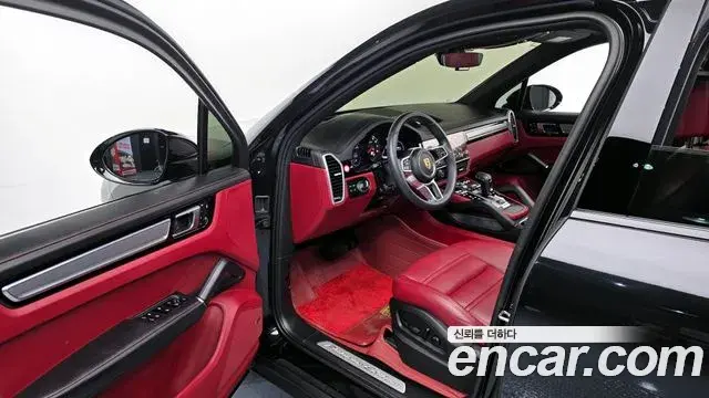 Porsche Cayenne 2023 — ფოტო 18/32