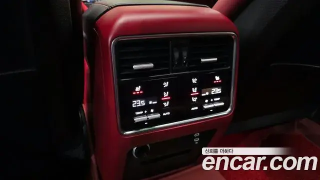 Porsche Cayenne 2023 — ფოტო 23/32