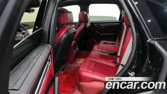 Porsche Cayenne 2023 — ფოტო 28/32