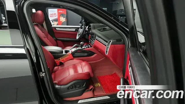 Porsche Cayenne 2023 — ფოტო 17/32
