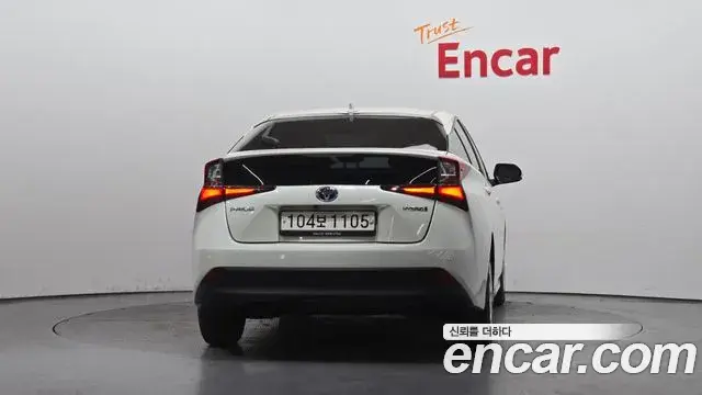 Toyota Prius 2020 — Şəkil 8/20