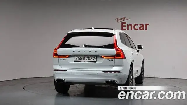 Volvo XC60 2019 — Photo 8/36