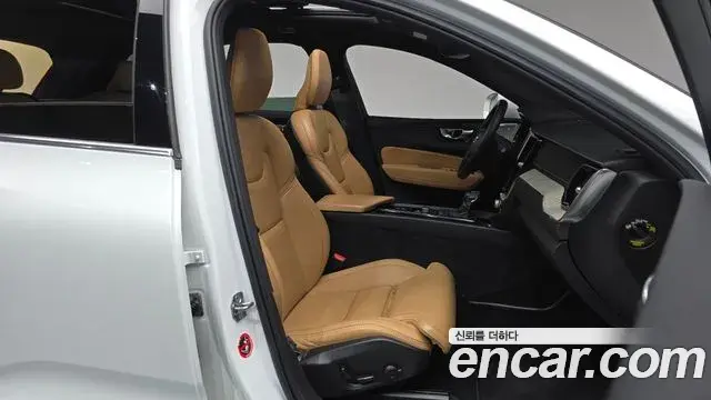 Volvo XC60 2019 — Photo 28/36
