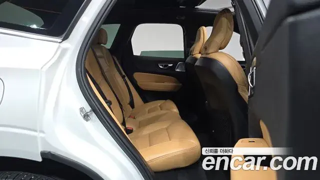Volvo XC60 2019 — Photo 13/36