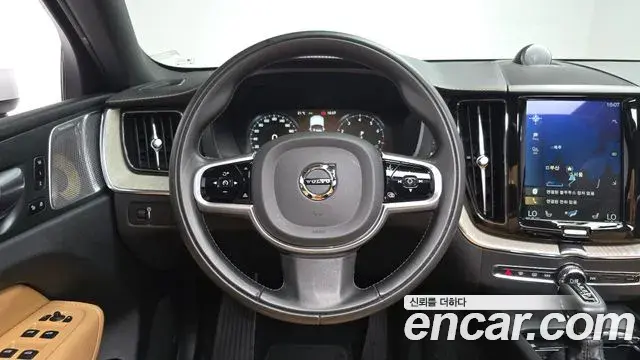 Volvo XC60 2019 — Photo 15/36