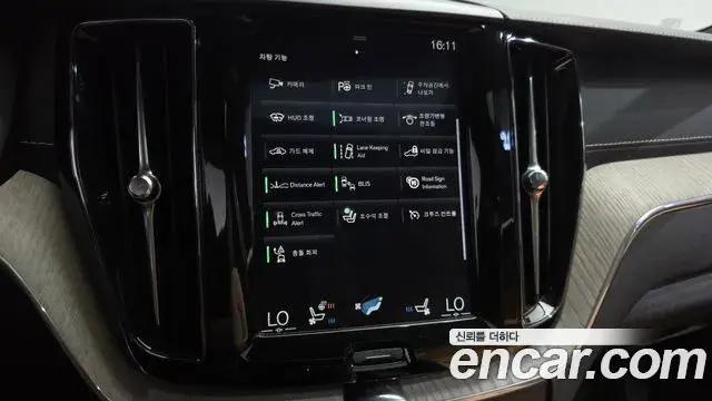 Volvo XC60 2019 — Photo 32/36