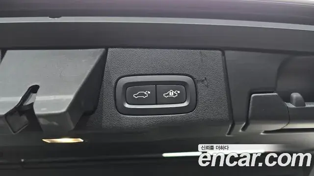 Volvo XC60 2019 — Photo 9/36
