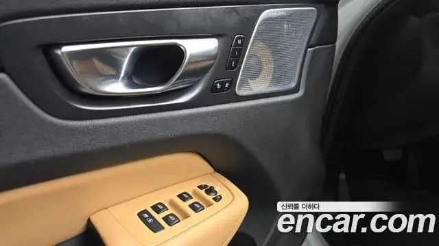 Volvo XC60 2019 — Photo 12/36