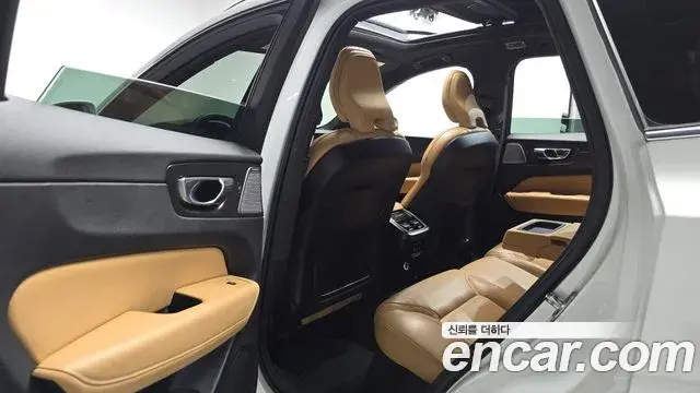 Volvo XC60 2019 — Photo 6/36