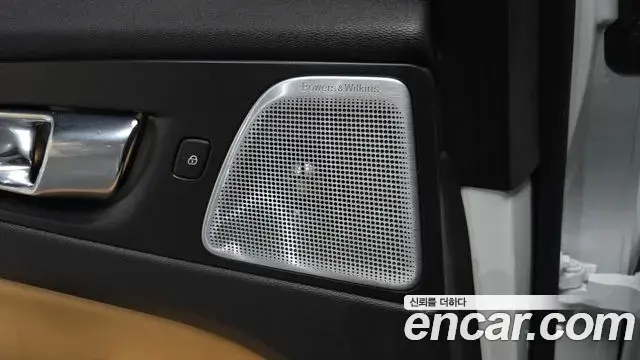 Volvo XC60 2019 — Photo 23/36