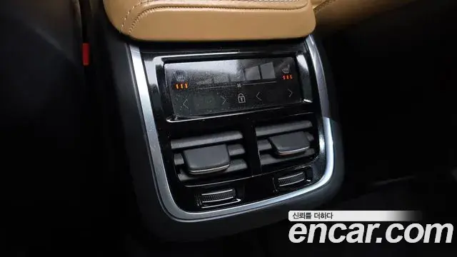 Volvo XC60 2019 — Photo 26/36