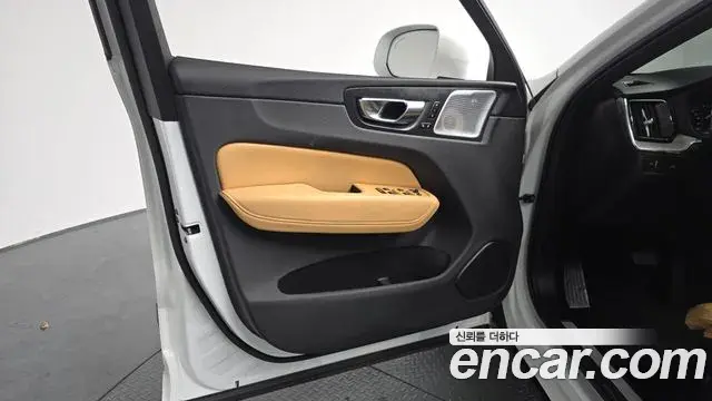Volvo XC60 2019 — Photo 29/36
