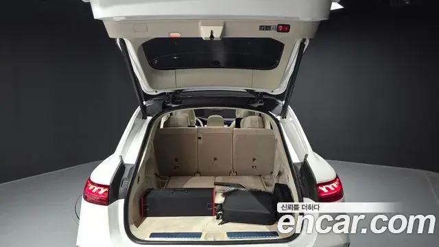 Mercedes-Benz EQS SUV 2023 — Photo 14/36