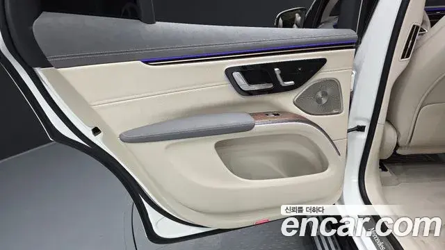 Mercedes-Benz EQS SUV 2023 — Photo 23/36