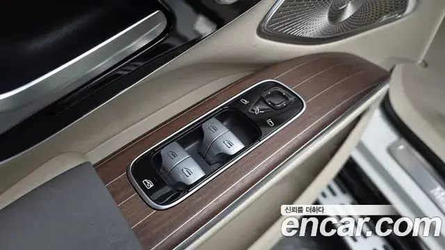 Mercedes-Benz EQS SUV 2023 — Photo 25/36