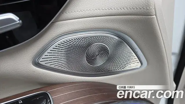Mercedes-Benz EQS SUV 2023 — Photo 30/36