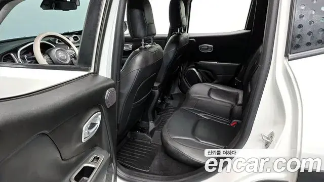 Jeep Renegade 2019 — Şəkil 28/35