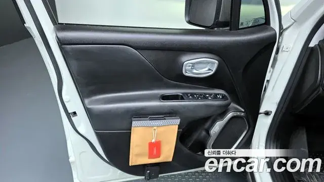 Jeep Renegade 2019 — Şəkil 21/35